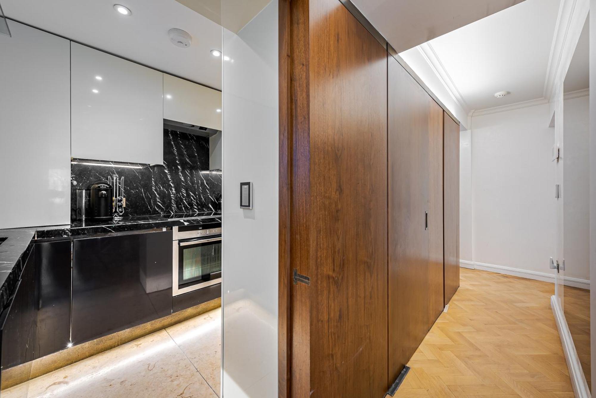 Modern Knightsbridge Apartment With Balcony Overlooking Harrods Prime Location *